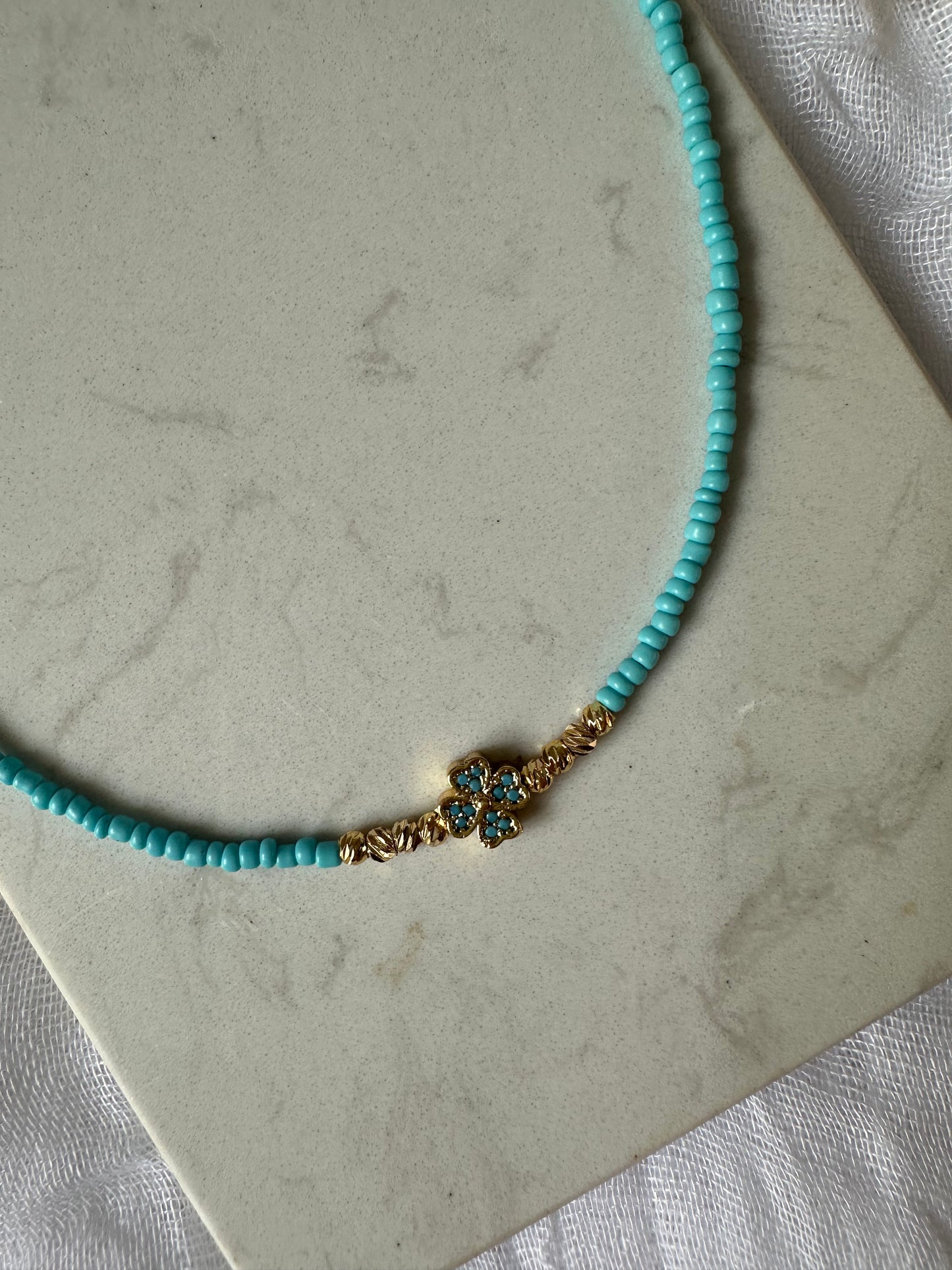 Perlenkette mit Blauen Perlen und Goldenen Dorika Perlen + Kleeblatt Anhänger - 10131