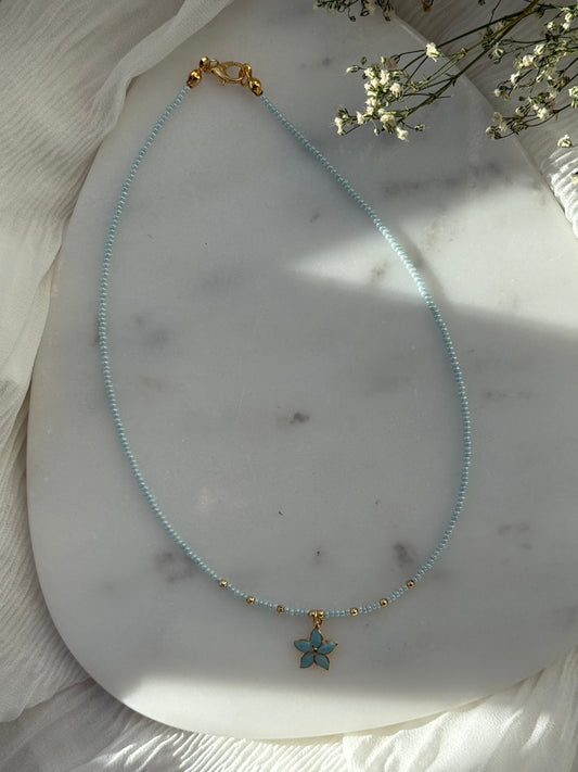 Perlenkette mit Blauen Perlen, Goldenen Perlen + Blumen Anhänger - 2155