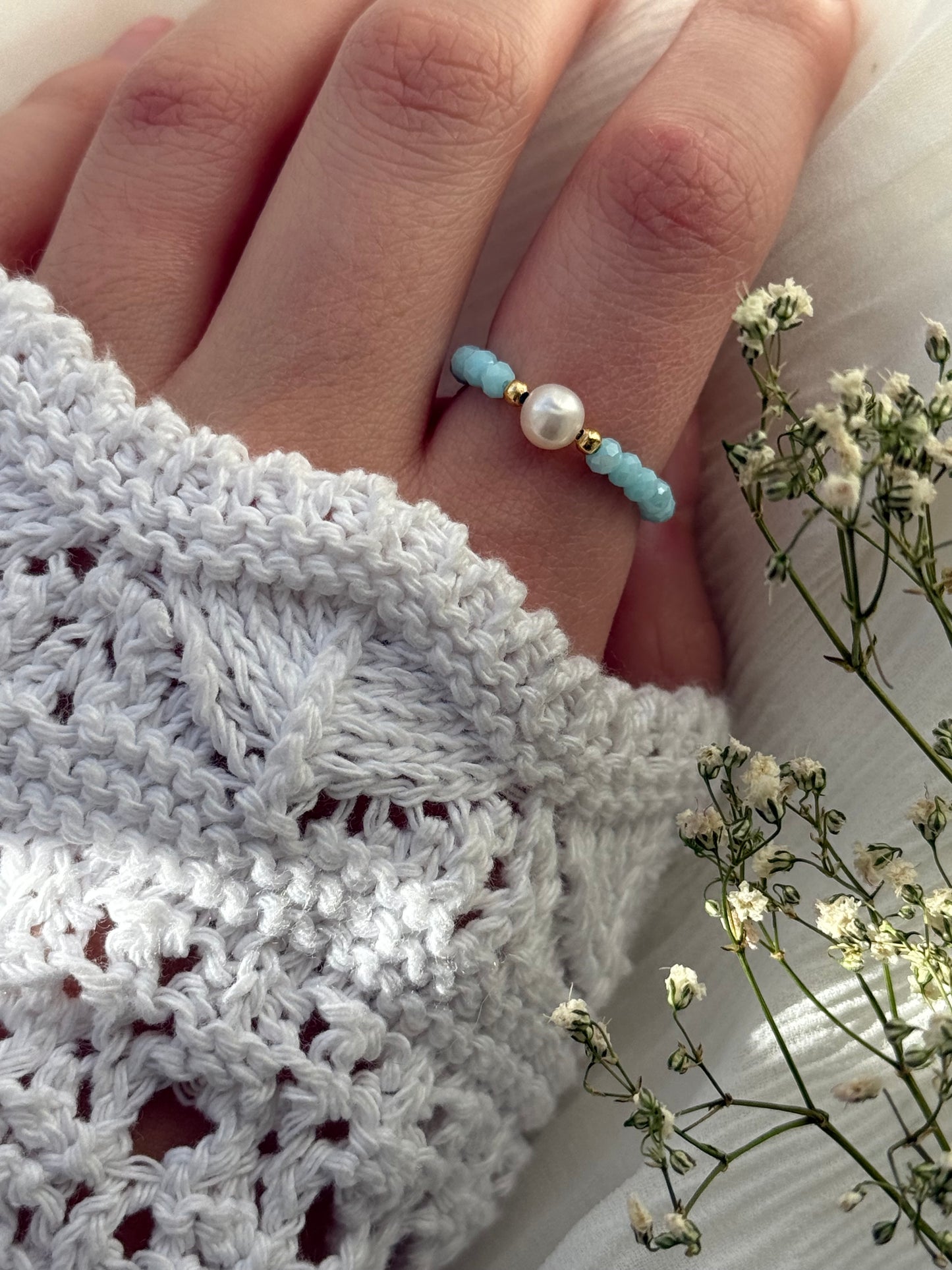 Perlenring mit Blauen Kristallperlen und Goldenen Perlen und einer Süßwasserperle - 2142