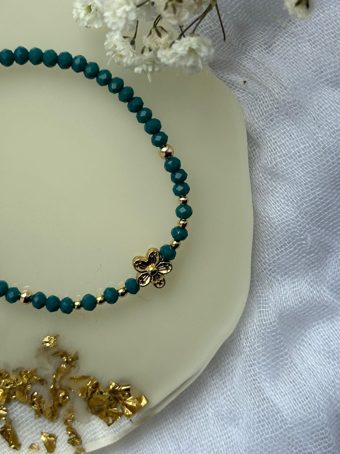 Perlenarmband mit Grünen Kristallperlen und Blumen Anhänger - 10516