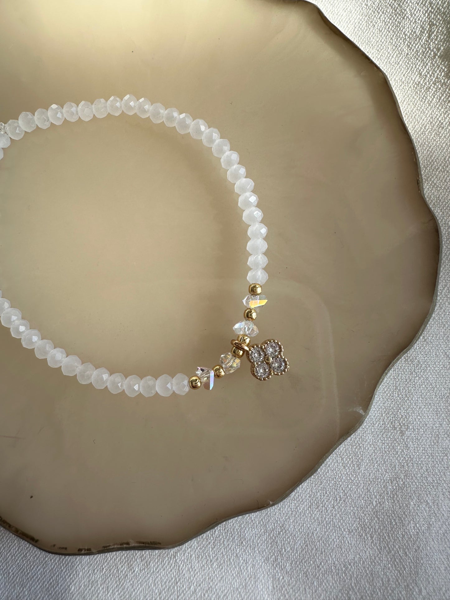Perlenarmband mit Weißen Kristallperlen und Kleeblatt Anhänger - 10464