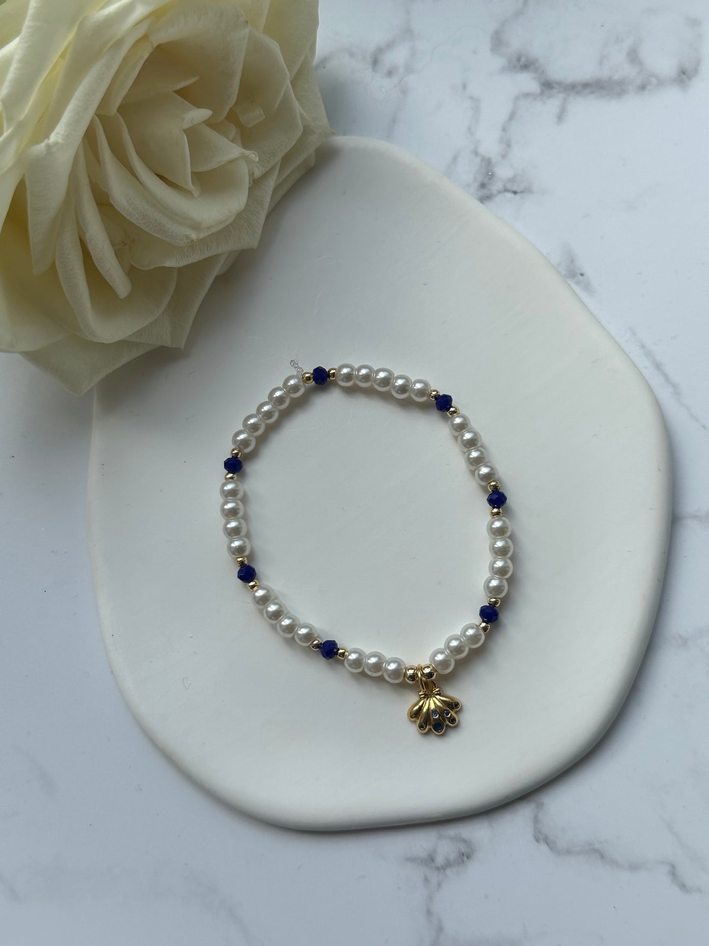 Perlenarmband mit Weißen Glasperlen, Blauen Kristallperlen und Goldenen Perlen + Muschel Anhänger - 10883