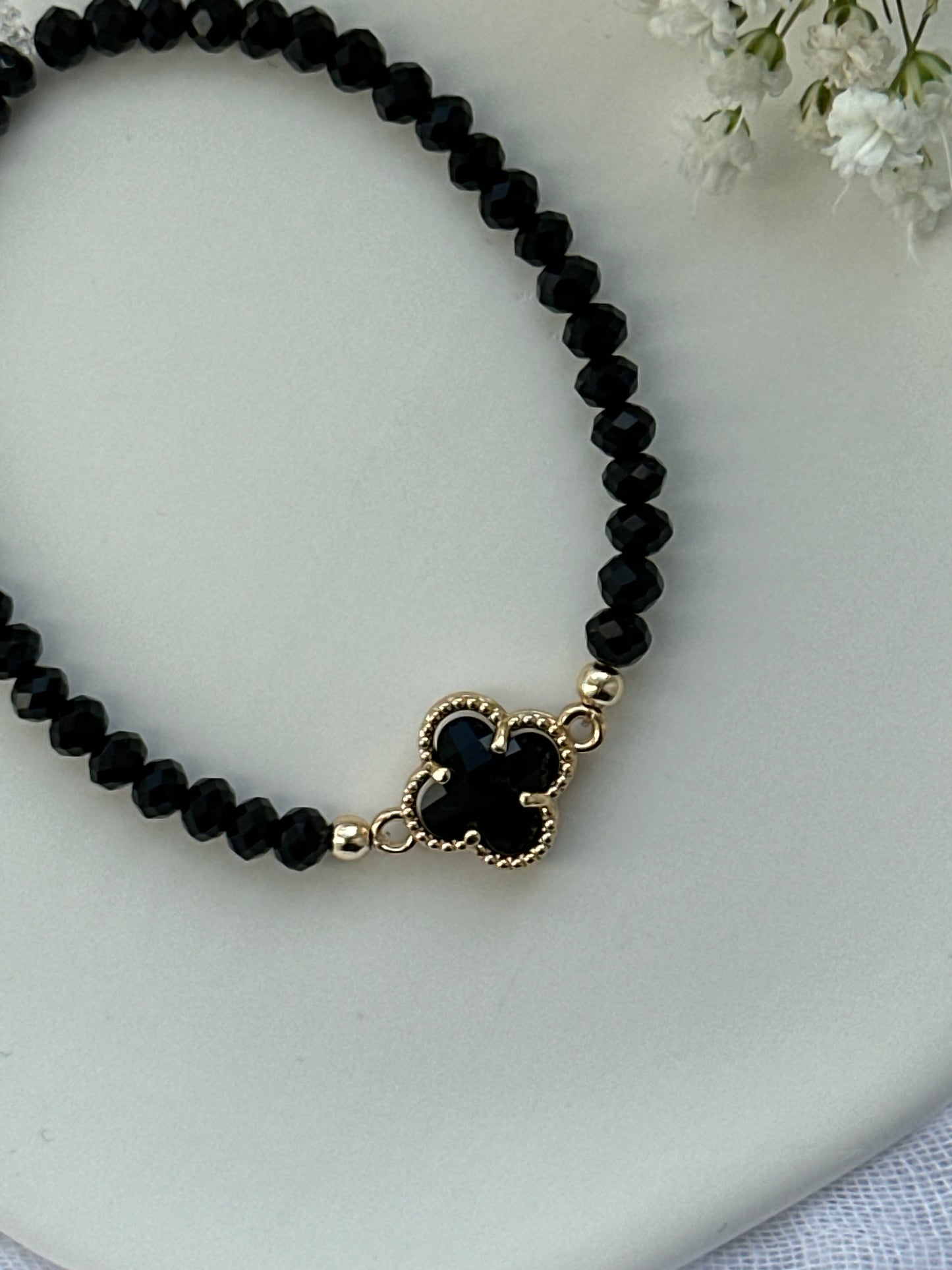 Perlenarmband mit Schwarzen Kristallperlen und Kleeblatt Anhänger - 10542