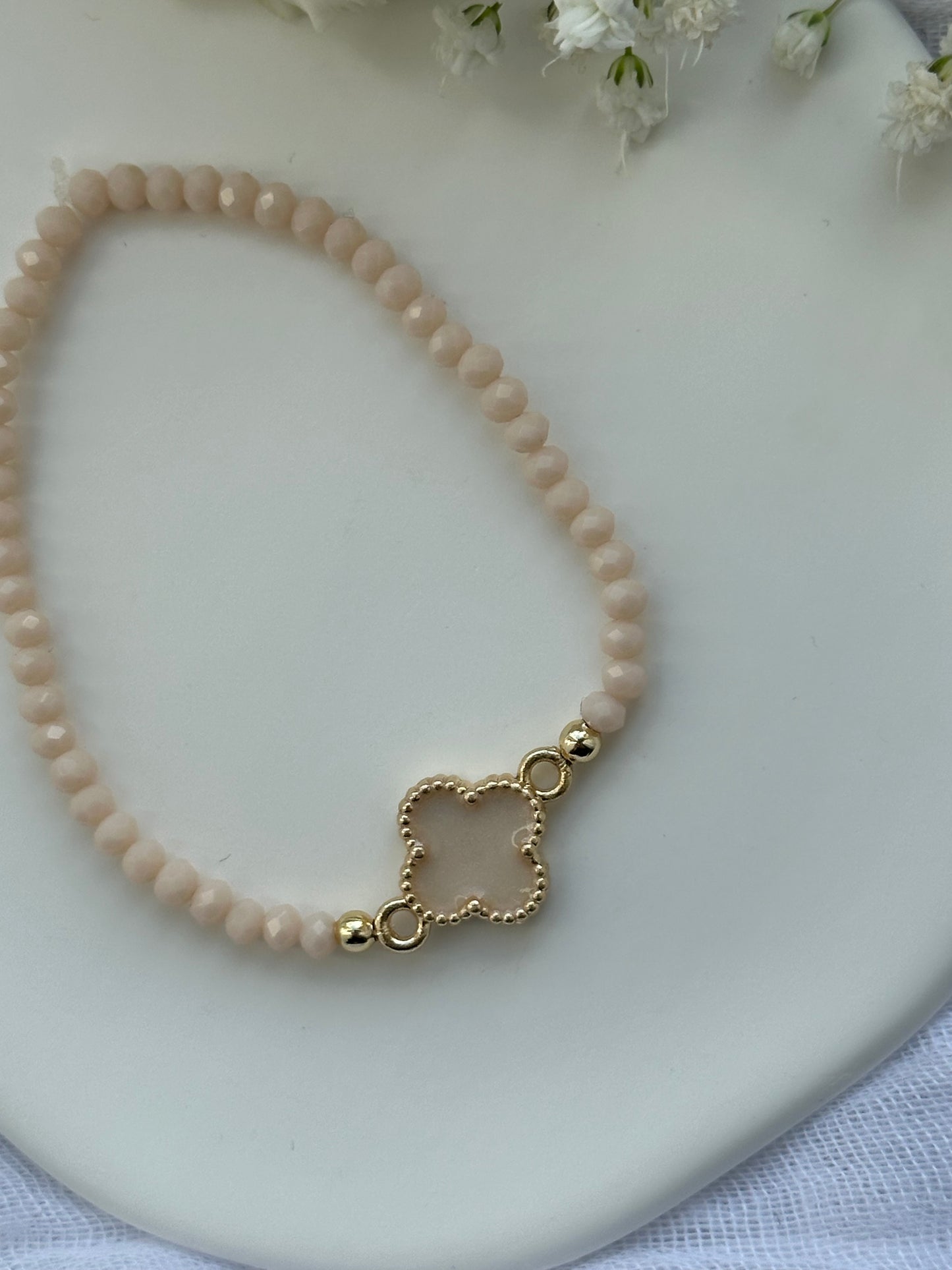 Perlenarmband mit Beigen Kristallperlen und Kleeblatt Anhänger - 10552
