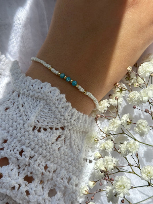 Perlenarmband mit Weißen Perlen und Blauen Kristallperlen und goldenen Details - 10753