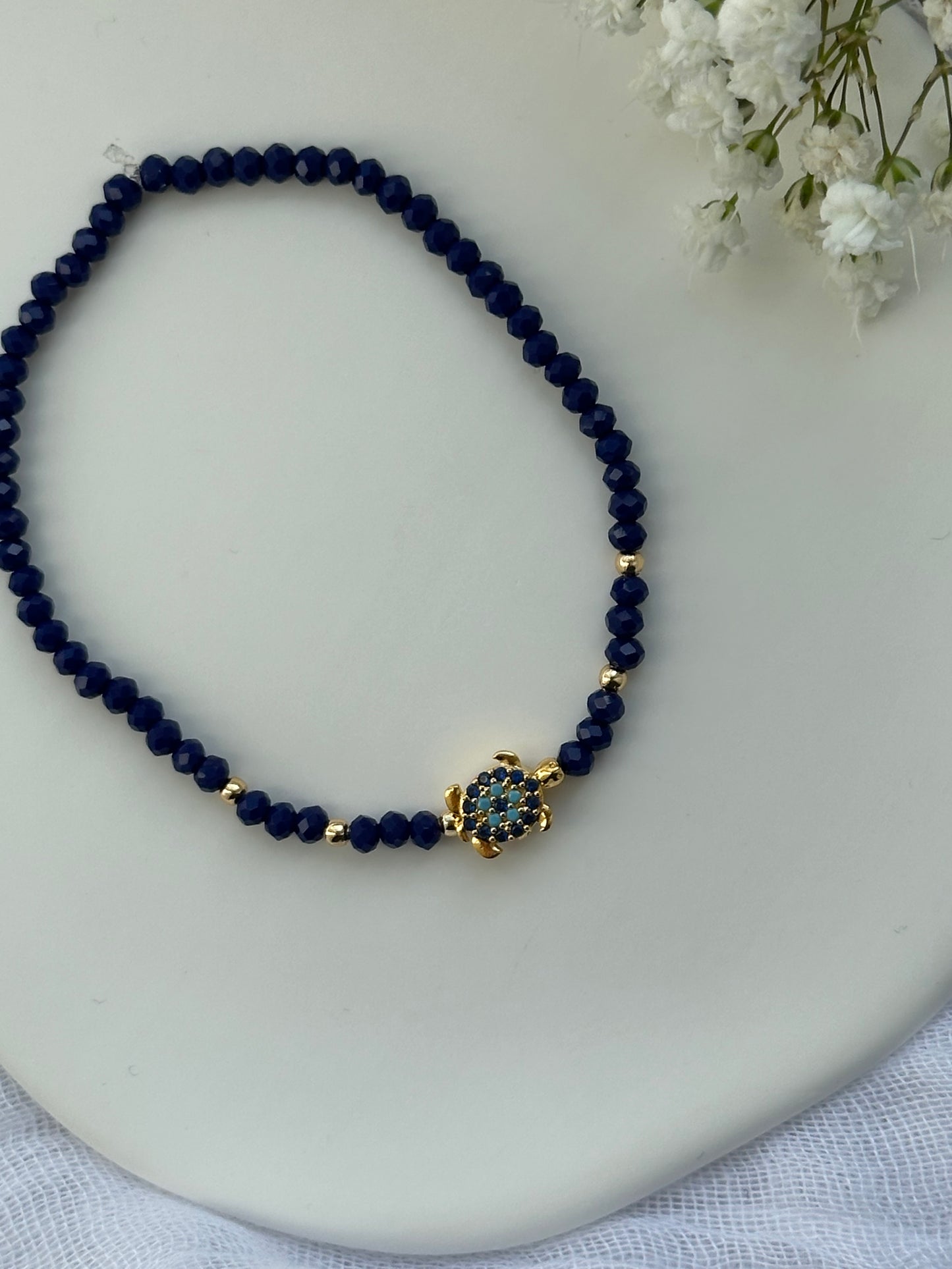 Perlenarmband mit Dunkelblauen Kristallperlen und Schildkröten Anhänger - 10556
