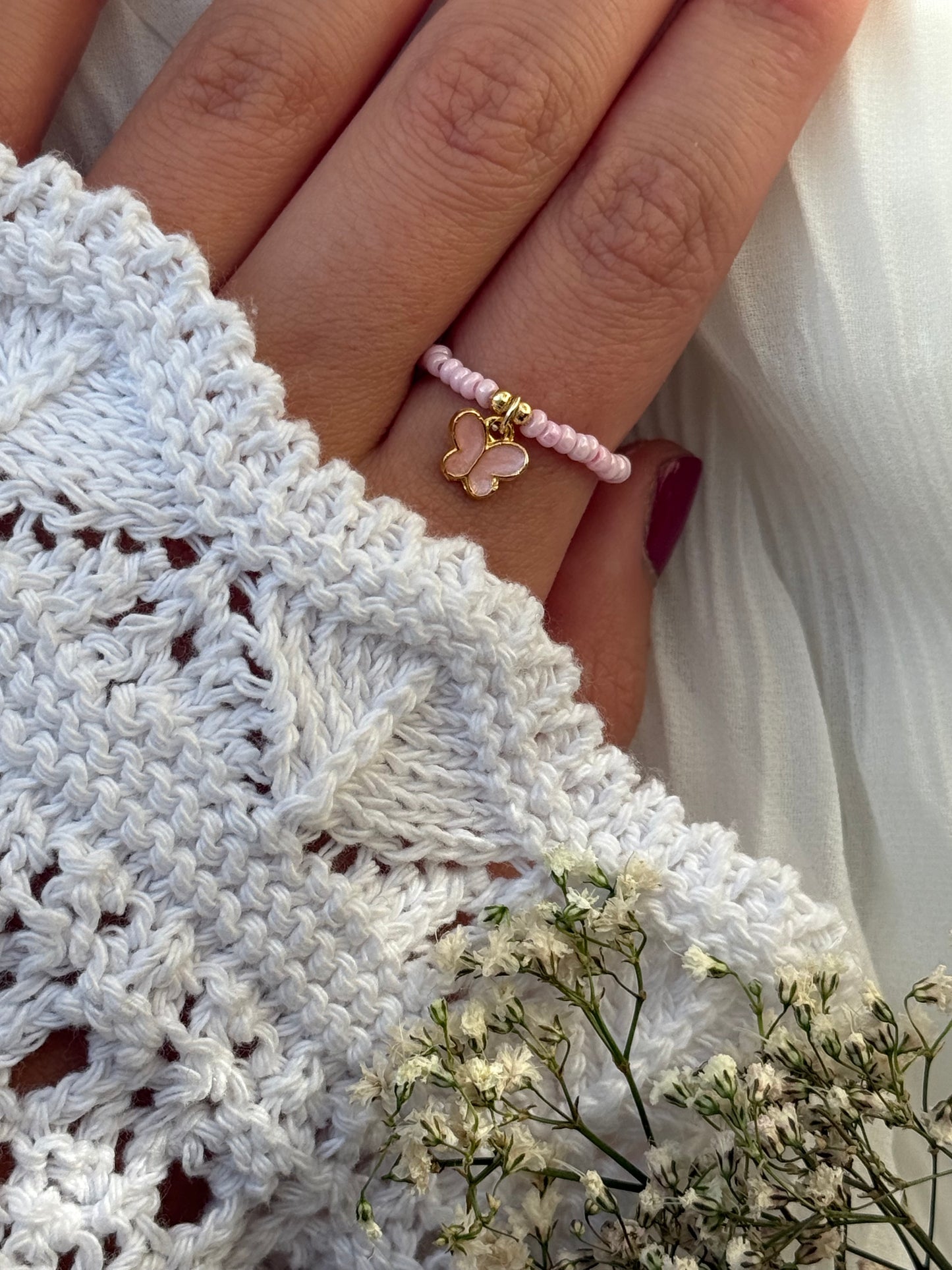 Perlenring mit Rosa Perlen, Goldenen Details + Schmetterling Anhänger - 10994