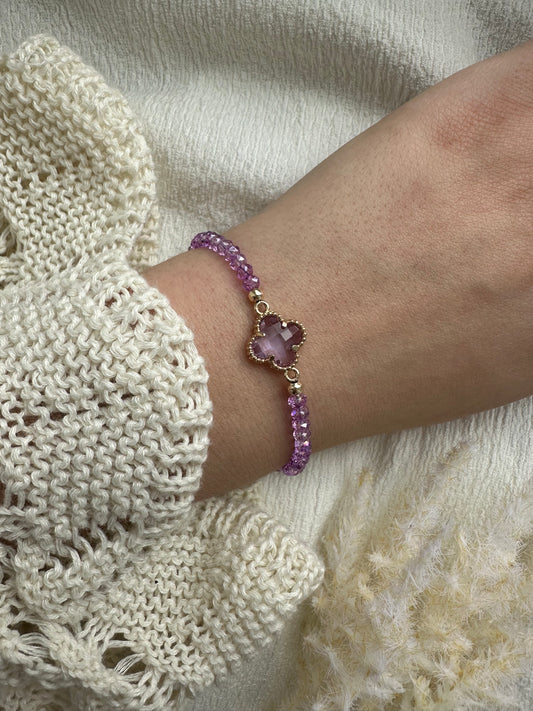 Perlenarmband mit Lila Kristallperlen und Kleeblatt Anhänger - 10361