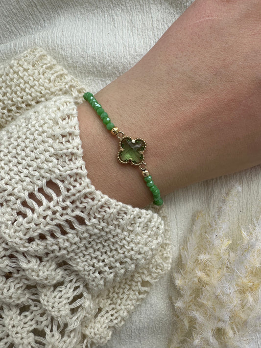 Perlenarmband mit Grünen Kristallperlen und Kleeblatt Anhänger - 10418