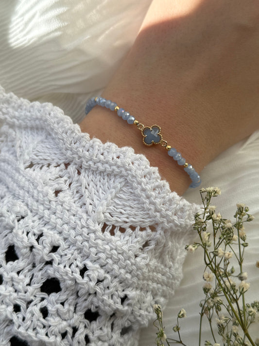 Perlenarmband mit Blauen Kristallperlen, Goldenen Perlen + Kleeblatt Anhänger - 2110