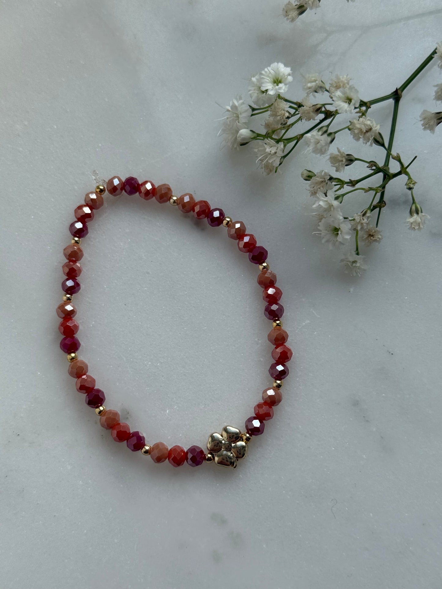 Perlenarmband Autumn mit Roten, Beigen Kristallperlen, Goldenen Perlen + Kleeblatt Anhänger - 10972