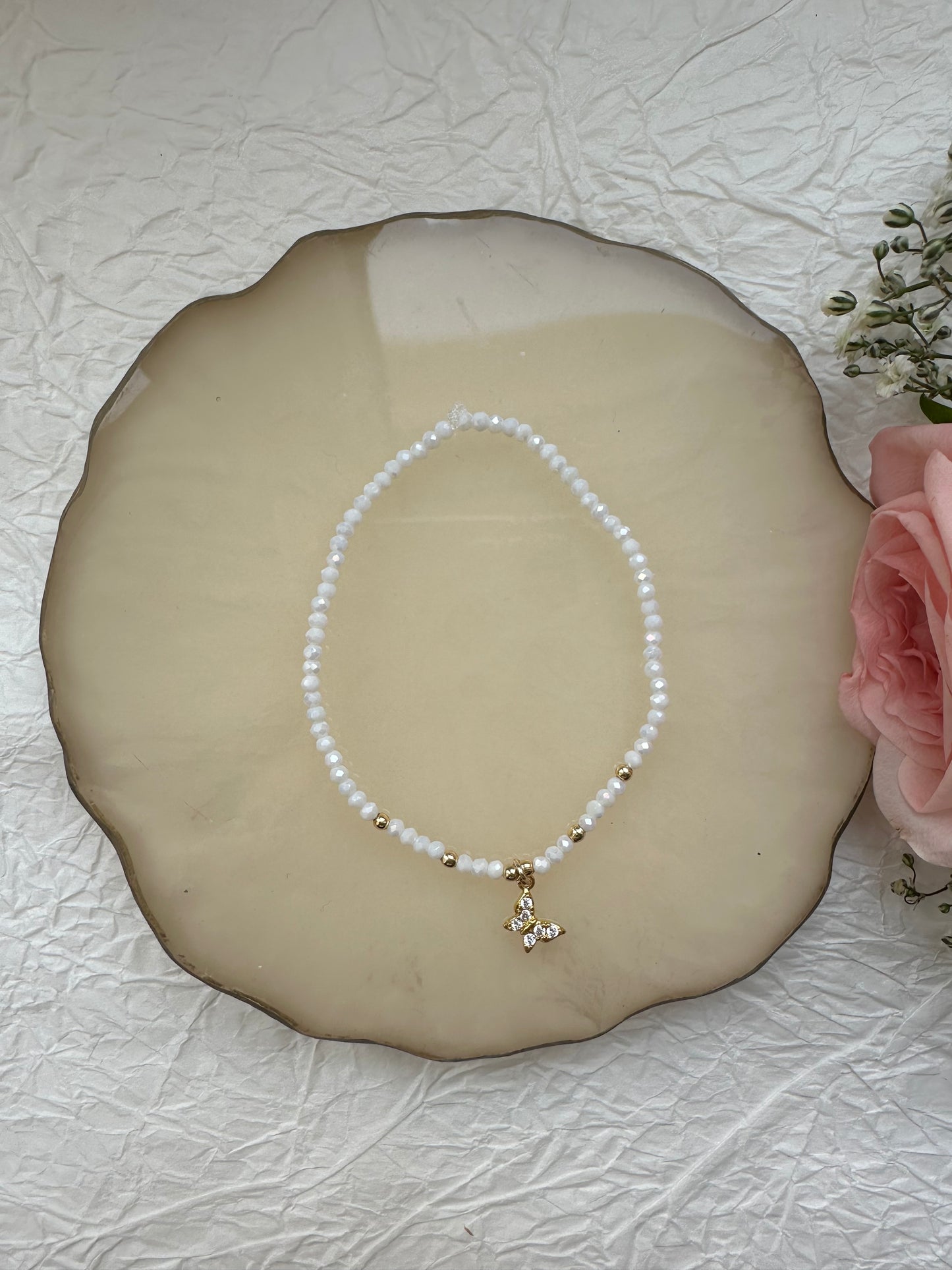 Perlenarmband mit weißen Kristallperlen und Schmetterling Anhänger - 10452