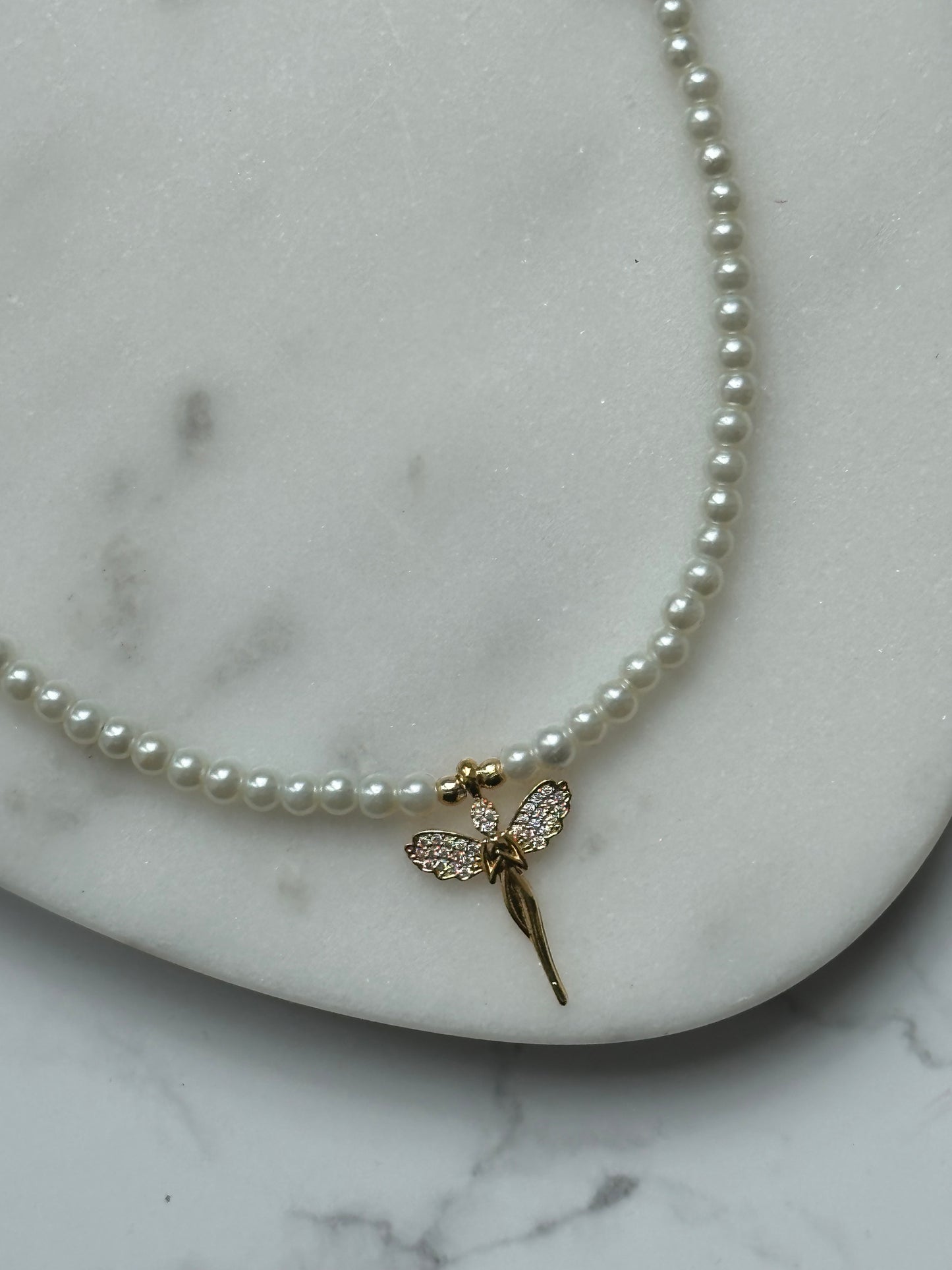 Perlenkette mit Weißen Perlen und Goldenen Perlen + Engel Anhänger - 10928