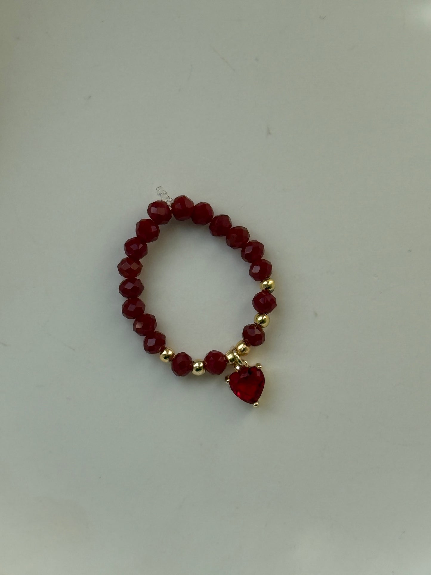 Perlenring mit Roten Kristallperlen, Goldenen Details + Herz Anhänger - 111202
