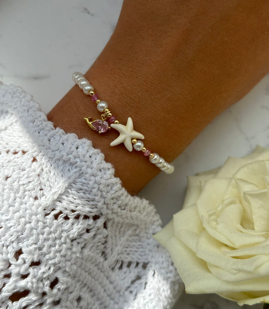 Perlenarmband mit Weißen Glasperlen, Rosa Kristallperlen und Goldenen Perlen + Muschel und Delfin Anhänger - 10877
