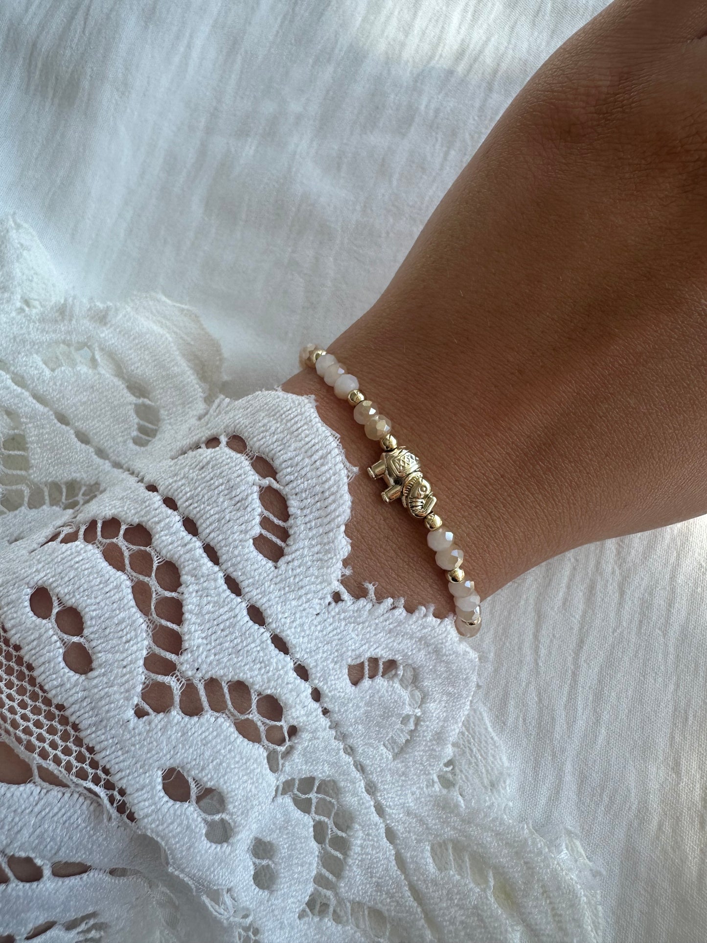 Perlenarmband Beige mit Goldenen Elefanten Anhänger - 10427