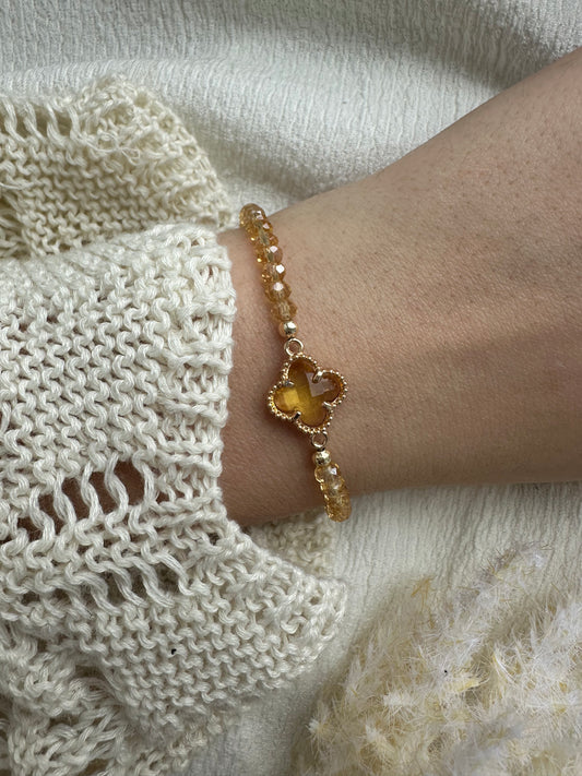 Perlenarmband mit Goldenen Kristallperlen und Kleeblatt Anhänger - 10394