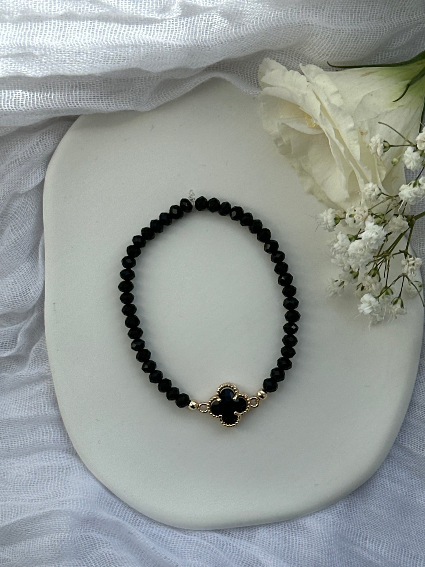 Perlenarmband mit Schwarzen Kristallperlen und Kleeblatt Anhänger - 10542