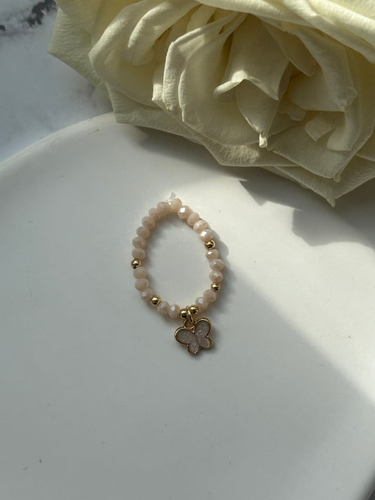 Perlenring mit Beigen Kristallperlen und goldenen Details + Schmetterling Anhänger - 10906