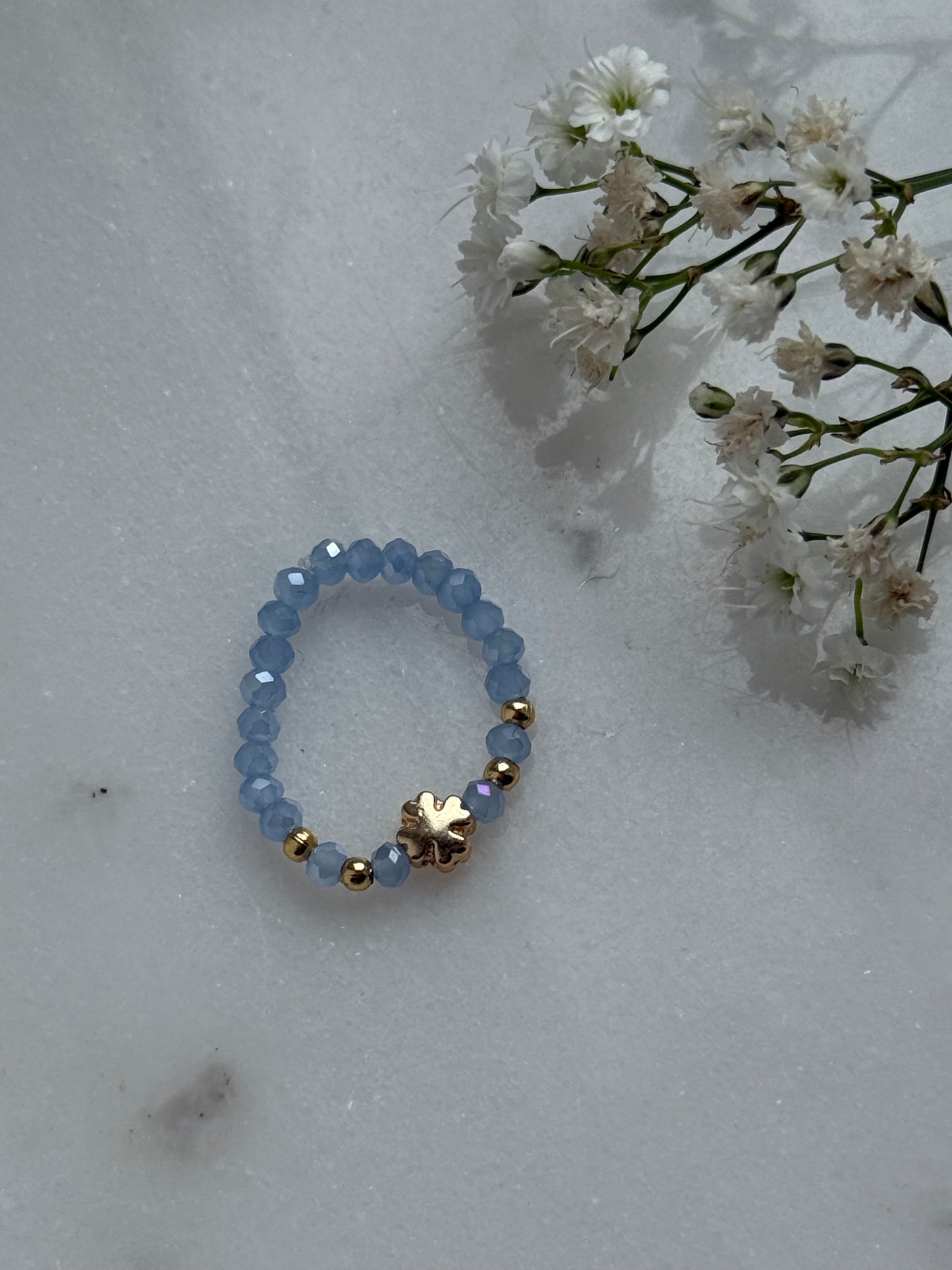 Perlenring mit Hellblauen Kristallperlen, Goldenen Details + Kleeblatt Anhänger - 11002