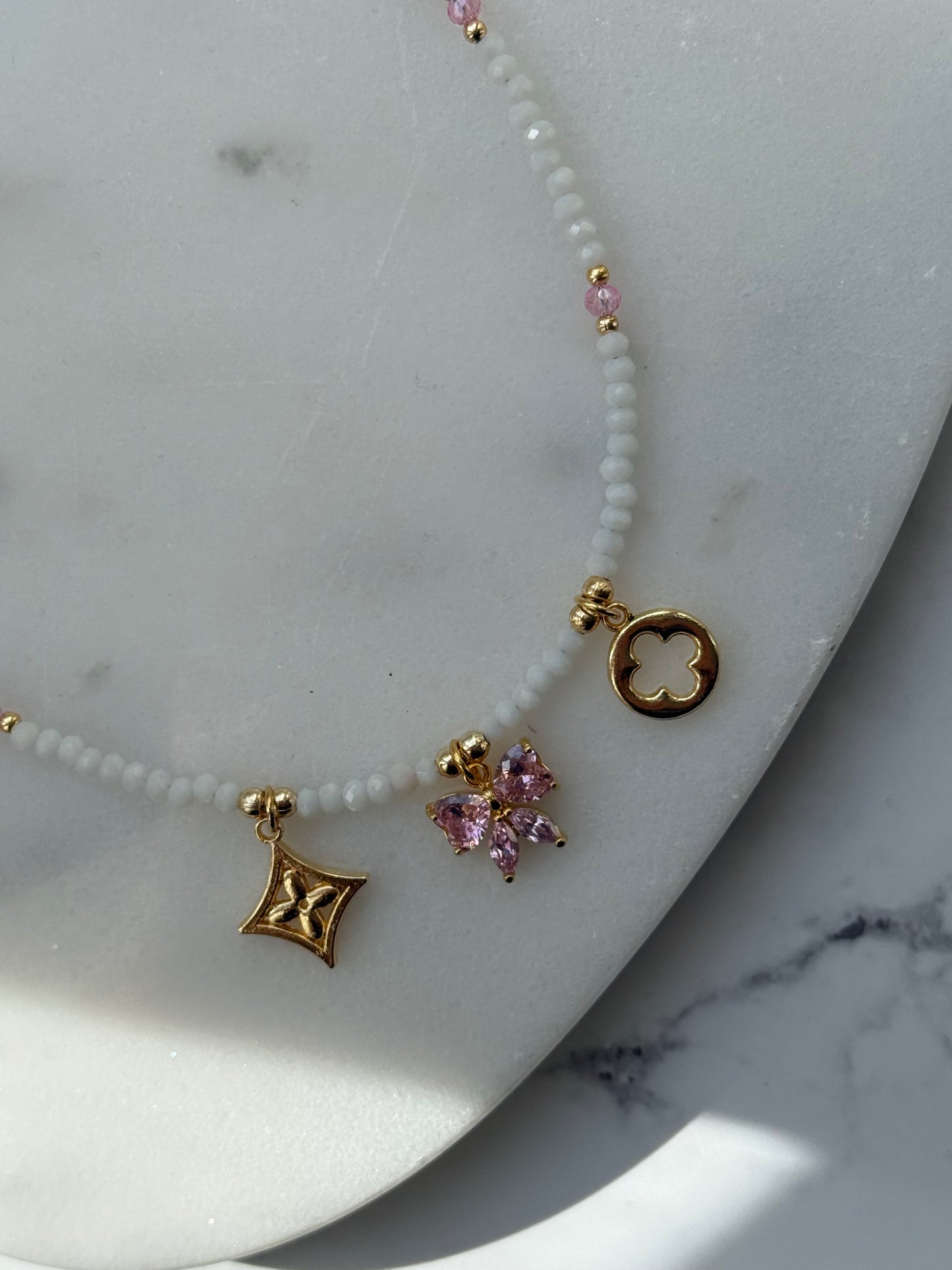 Perlenkette mit Weißen / Rosa Perlen und Goldenen Perlen + Charms - 10957
