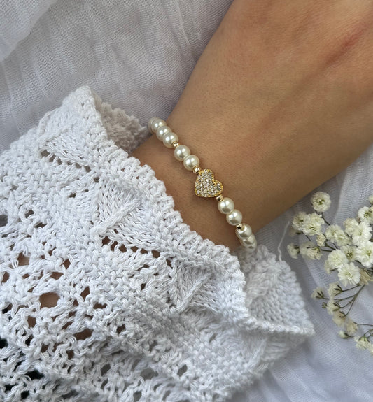 Perlenarmband mit Weißen / Beigen Glasperlen und Herz Anhänger - 10513