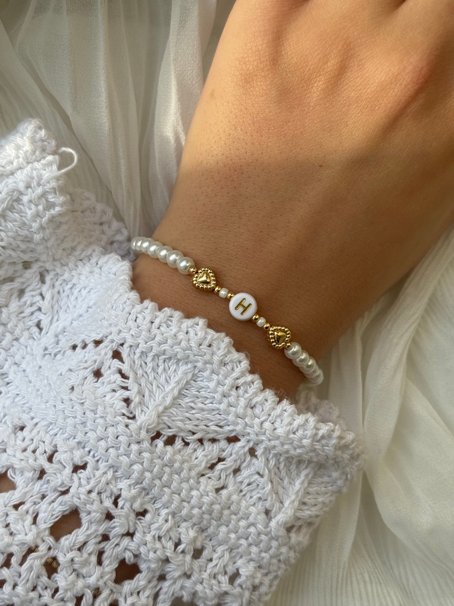 Perlenarmband personalisiert mit Weißen Glasperlen und Goldenen Perlen + Herz Anhänger - 111217