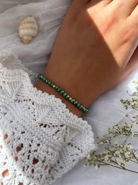 Perlenarmband mit Grünen Kristallperlen und goldenen Dorika Perlen - 10821