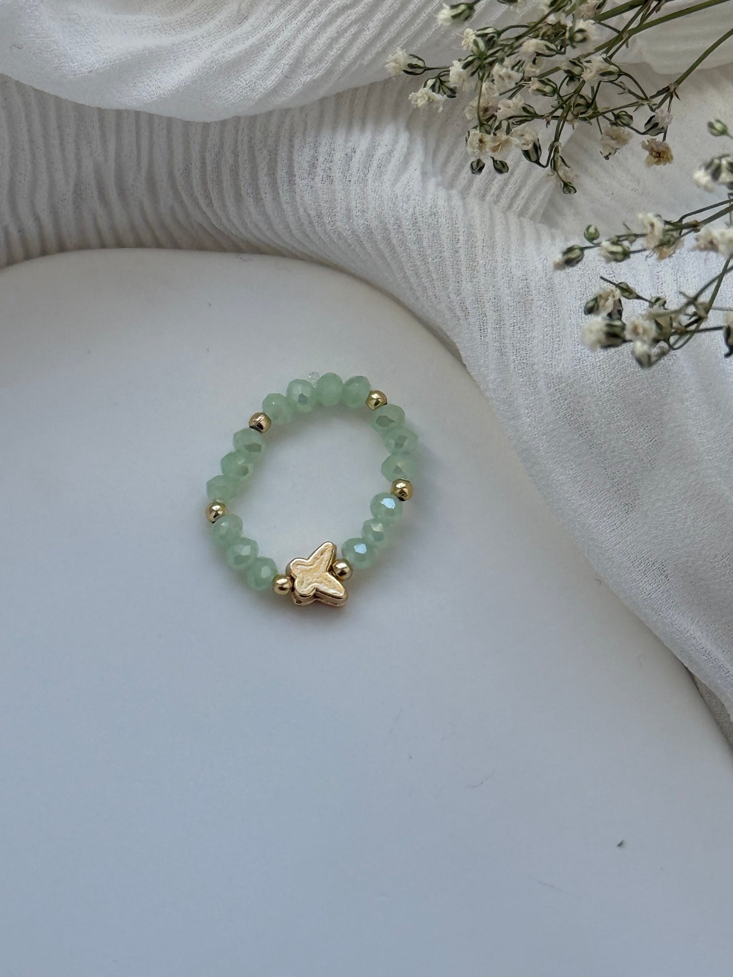 Perlenring mit Grünen Kristallperlen und Goldenen Perlen + Schmetterling Anhänger - 2143