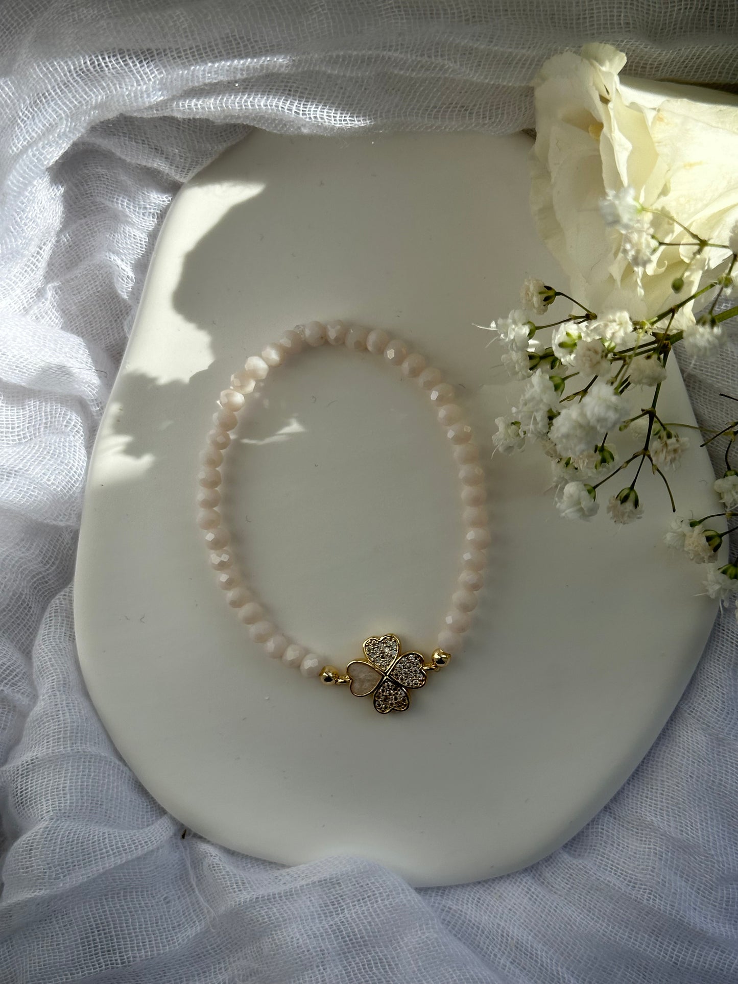 Perlenarmband mit Beigen Kristallperlen und Kleeblatt Anhänger - 10559