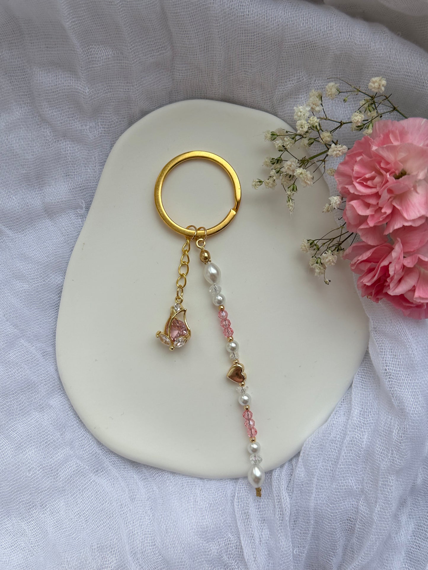 Schlüsselanhänger mit Weißen Perlen und Rosa Perlen + Tulpen und Herz Anhänger - 10586