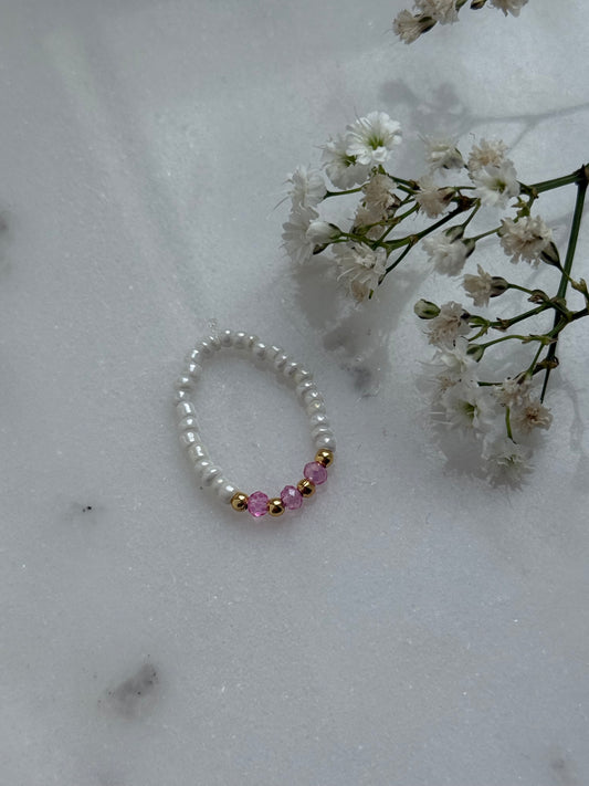 Perlenring mit Weißen Perlen, Pinken Kristallperlen und Goldenen Details - 10993