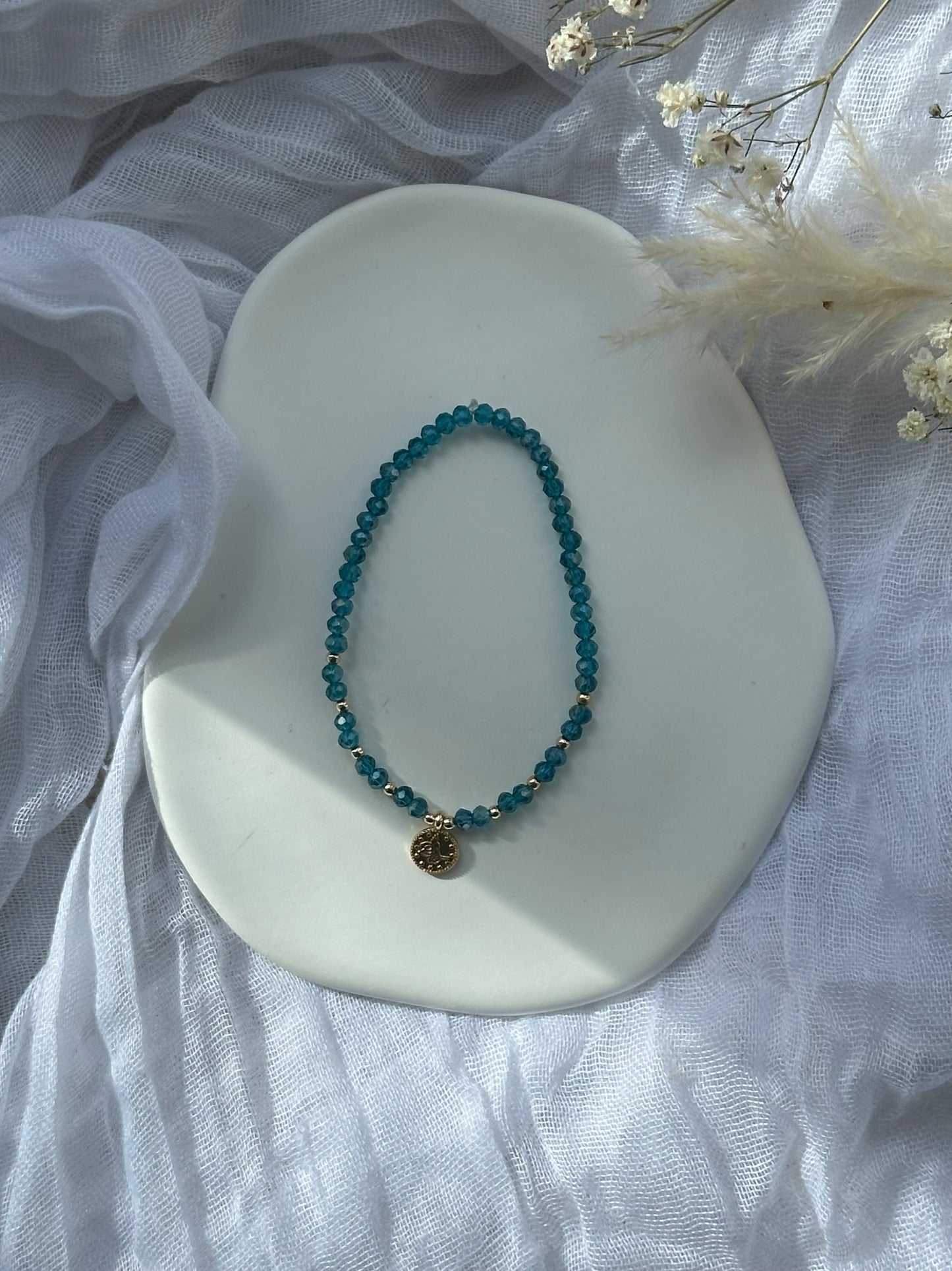 Perlenarmband mit Blauen/Türkisen Kristallperlen + Goldenen Taler Anhänger - 10684