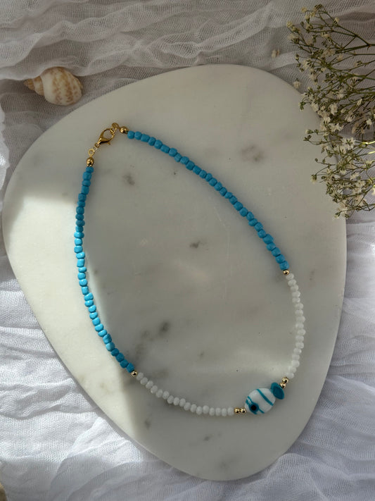 Perlenkette mit Blauen Perlen und Weißen Kristallperlen und Goldenen Perlen + Fisch Anhänger  - 10803