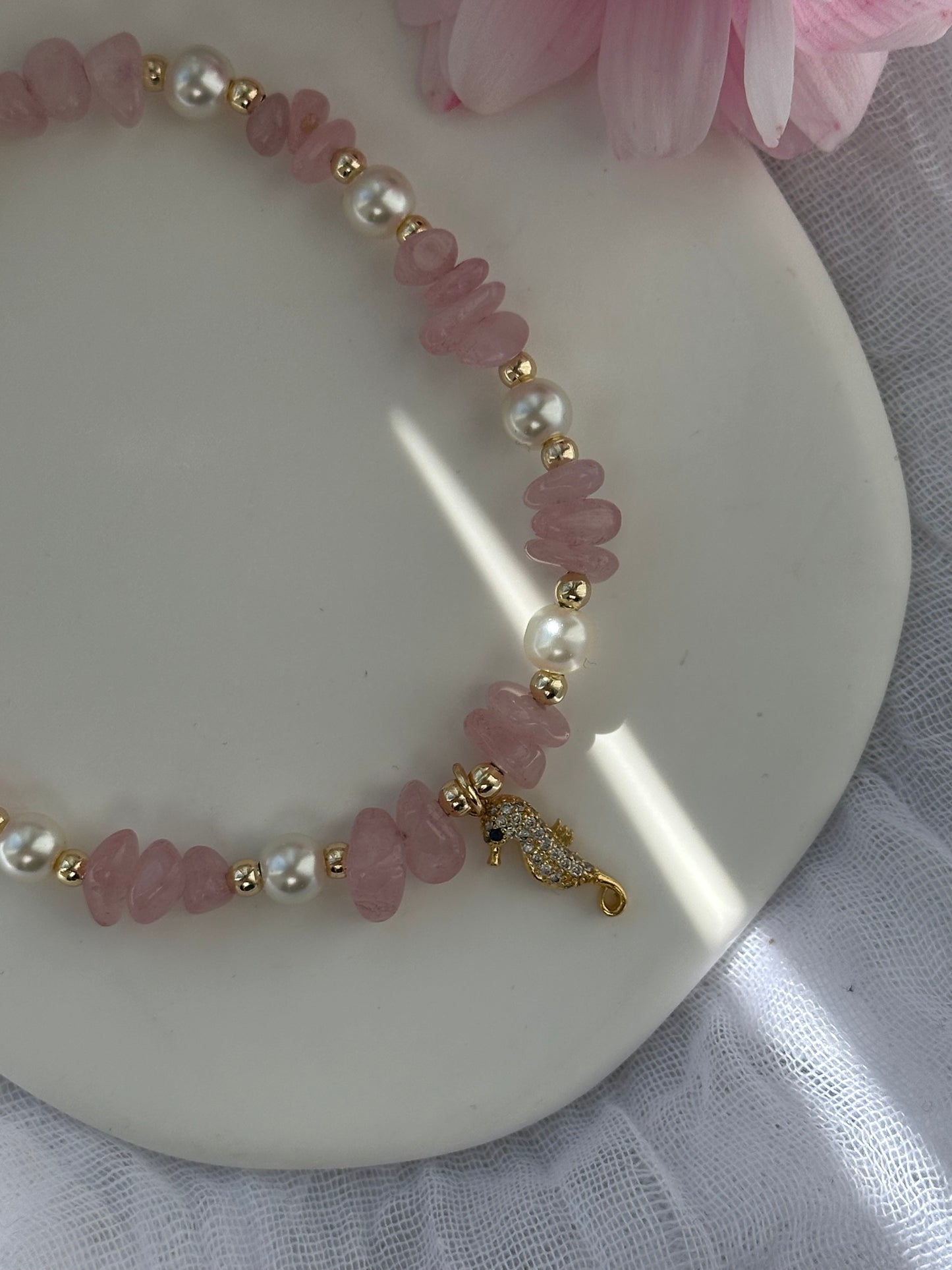 Fußkette mit Rosa Edelsteinen und Weißen Perlen + Seepferd Anhänger - 10697