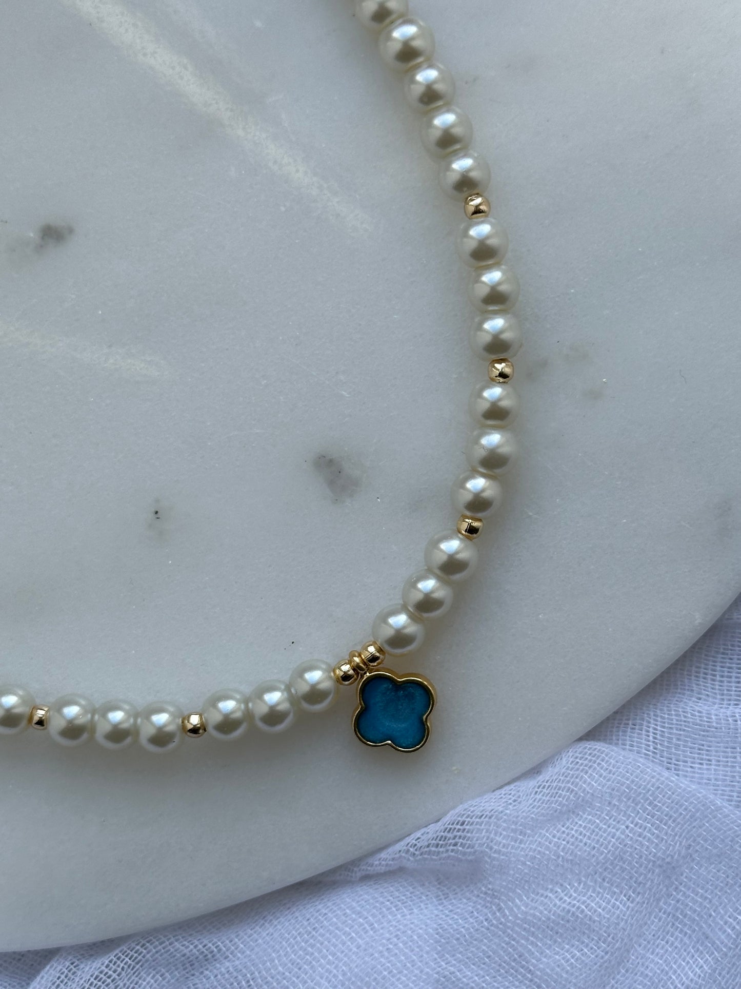 Perlenkette mit Weißen Perlen + Blauen Kleeblatt Anhänger - 10605