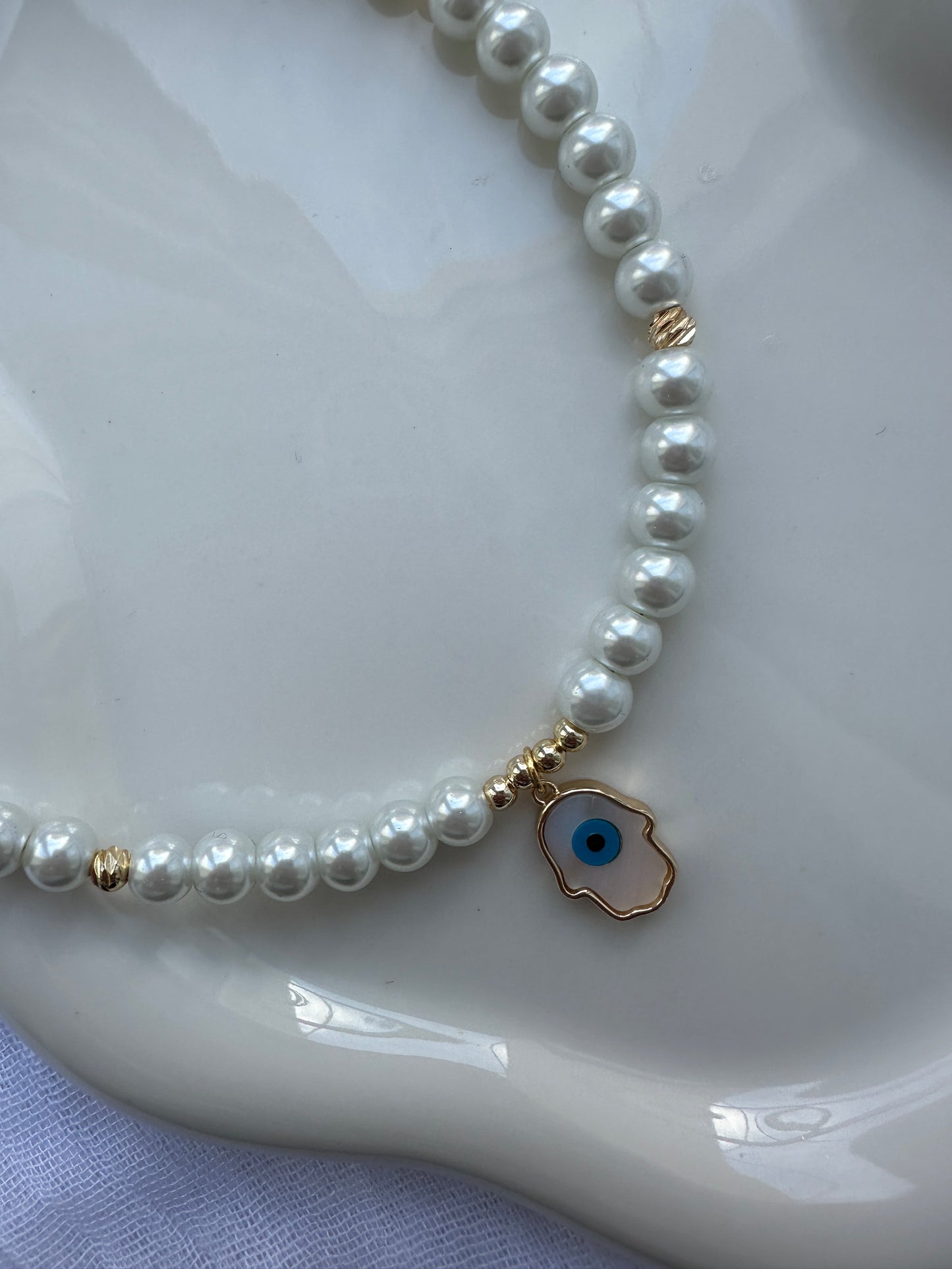 Perlenkette mit Weißen Perlen + Fatimas Hand Anhänger - 10144