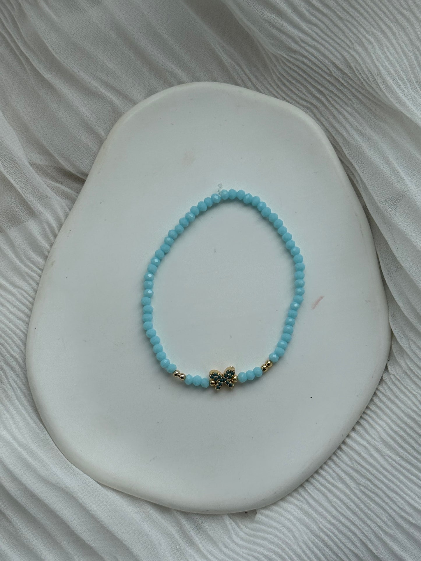 Perlenarmband mit Blauen Kristallperlen, Goldenen Details + Schmetterling Anhänger - 111191