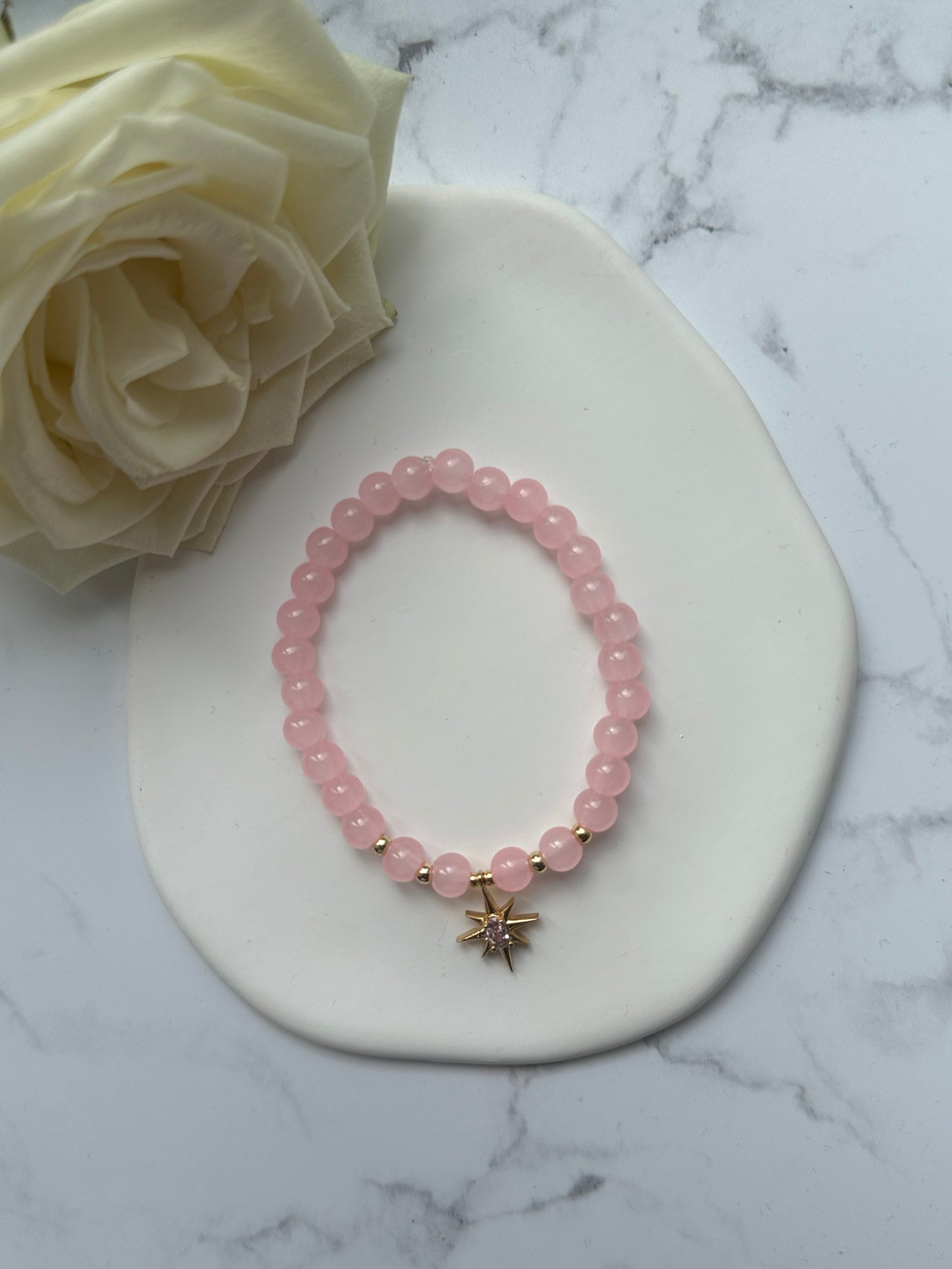 Perlenarmband mit Rosa Glasperlen und Goldenen Perlen + Stern Anhänger - 10891