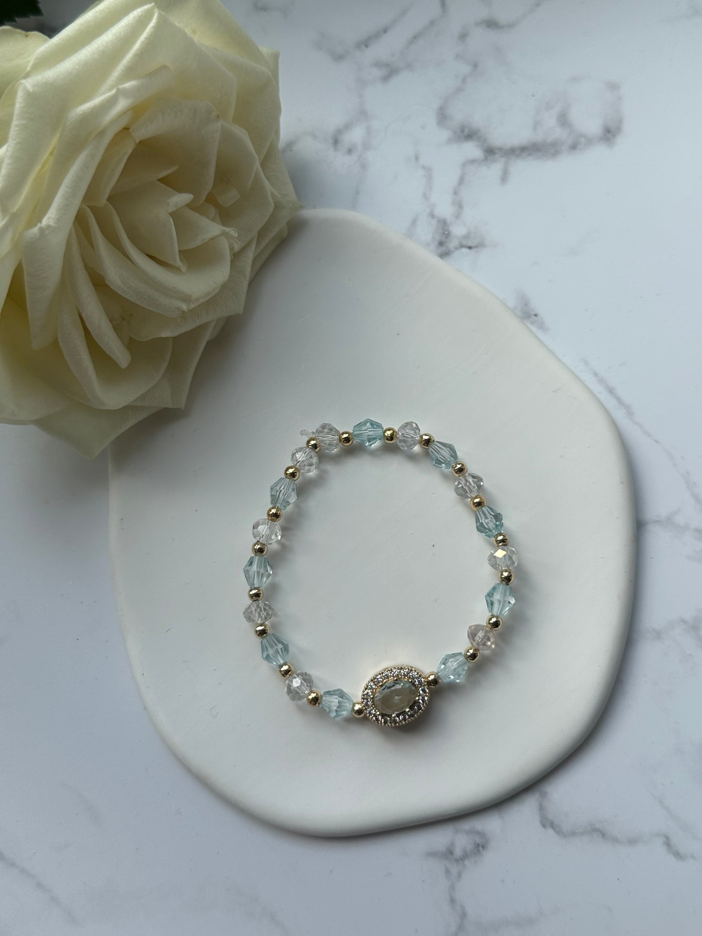 Perlenarmband mit Blauen, Durchsichtigen Kristallperlen und Goldenen Perlen + Zirkonia Stein Anhänger - 10879