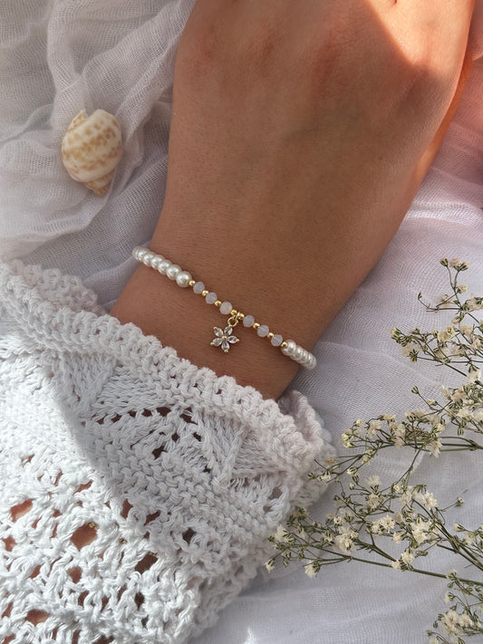 Perlenarmband mit Weißen Perlen, Weißen Kristallperlen und Goldenen Perlen + Blumen Anhänger - 10848