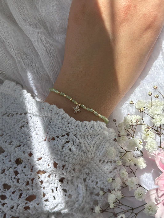 Perlenarmband mit Grünen Kristallperlen und goldenen Details + Zirkonia Anhänger - 10715