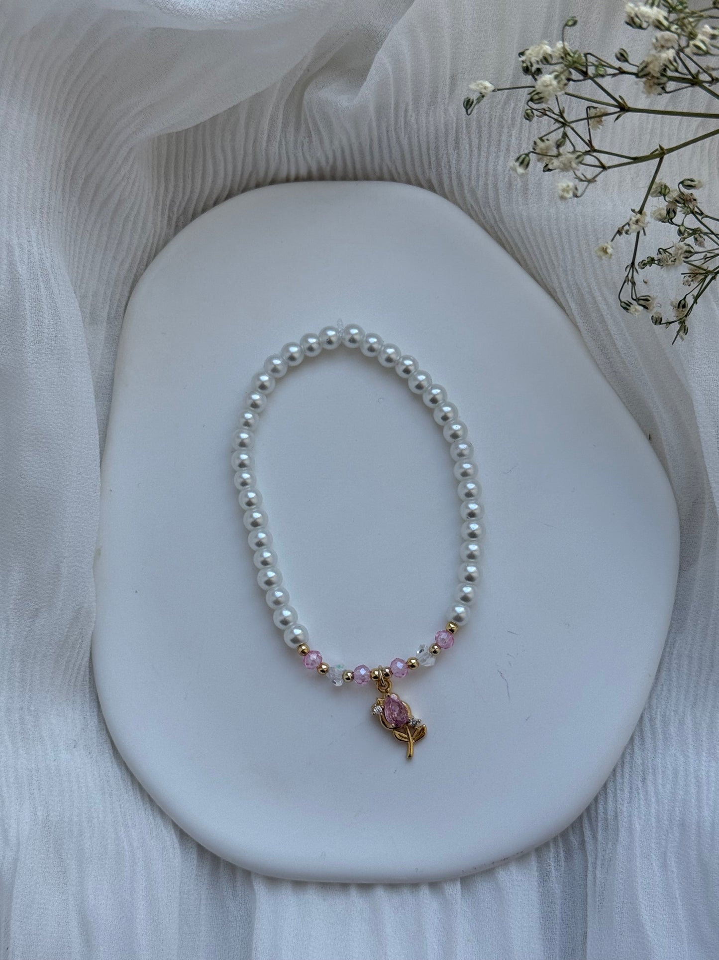 Perlenarmband mit Weißen und Rosanen Perlen, + Goldenen Perlen + Tulpen Anhänger - 2128