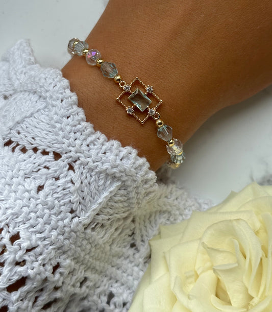 Perlenarmband mit Weißen Glasperlen, Blauen Kristallperlen und  Goldenen Perlen + Zirkonia Anhänger - 10897