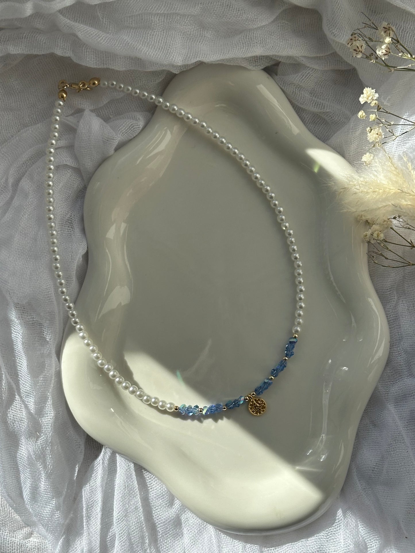 Perlenkette mit Weißen Perlen und Blauen Kristallperlen und einem goldenen Taler Anhänger - 10663