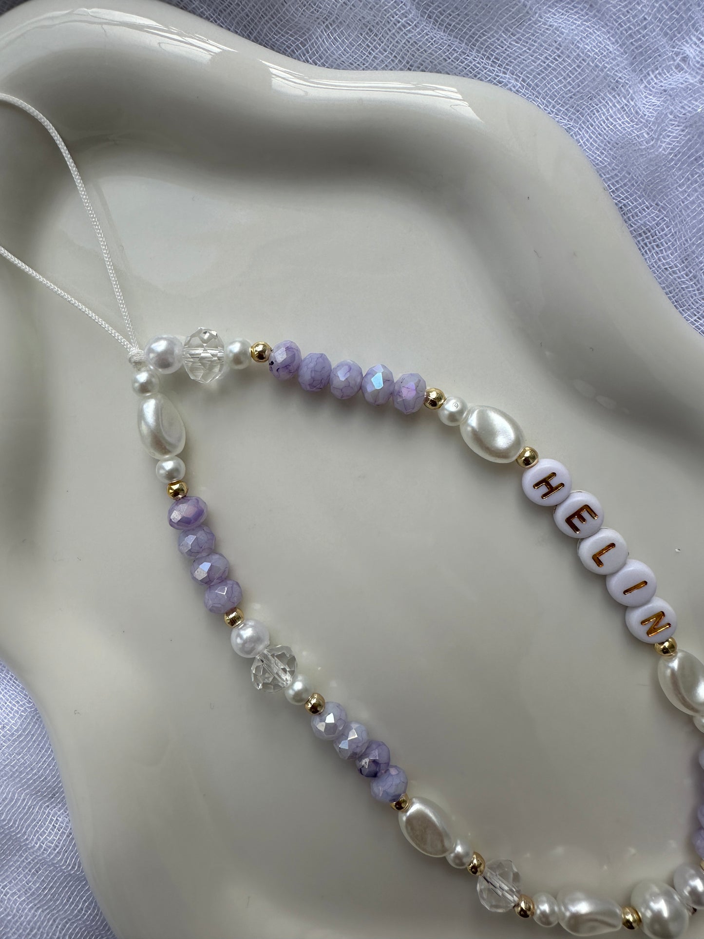 Handykette personalisiert mit Weißen und Lila Perlen - 10068