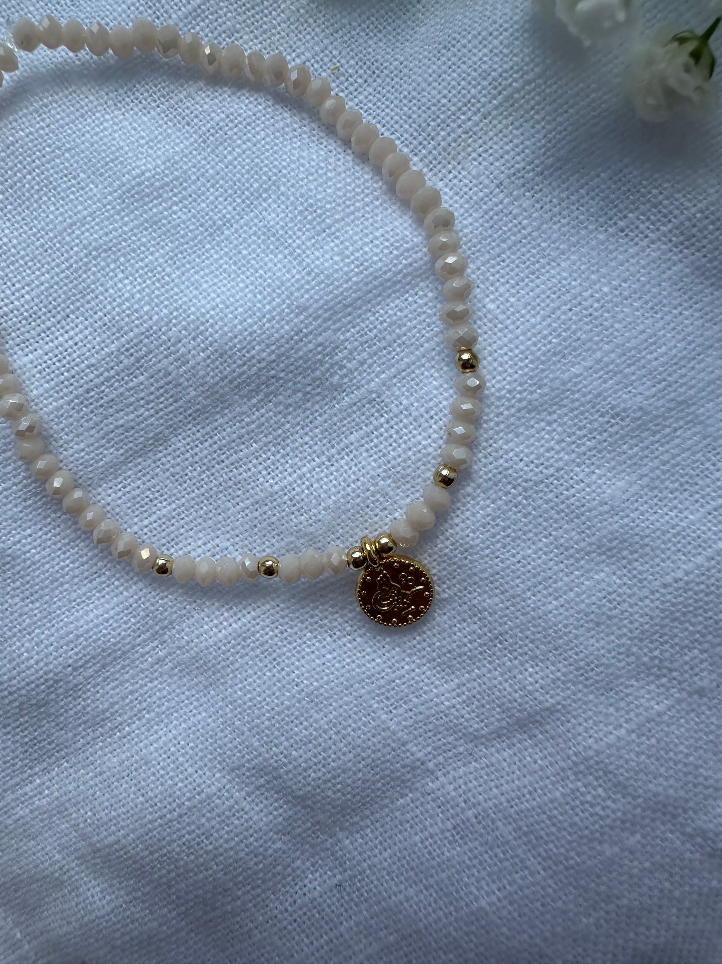 Perlenarmband mit Beigen Kristallperlen und Goldenen Taler Anhänger - 10439