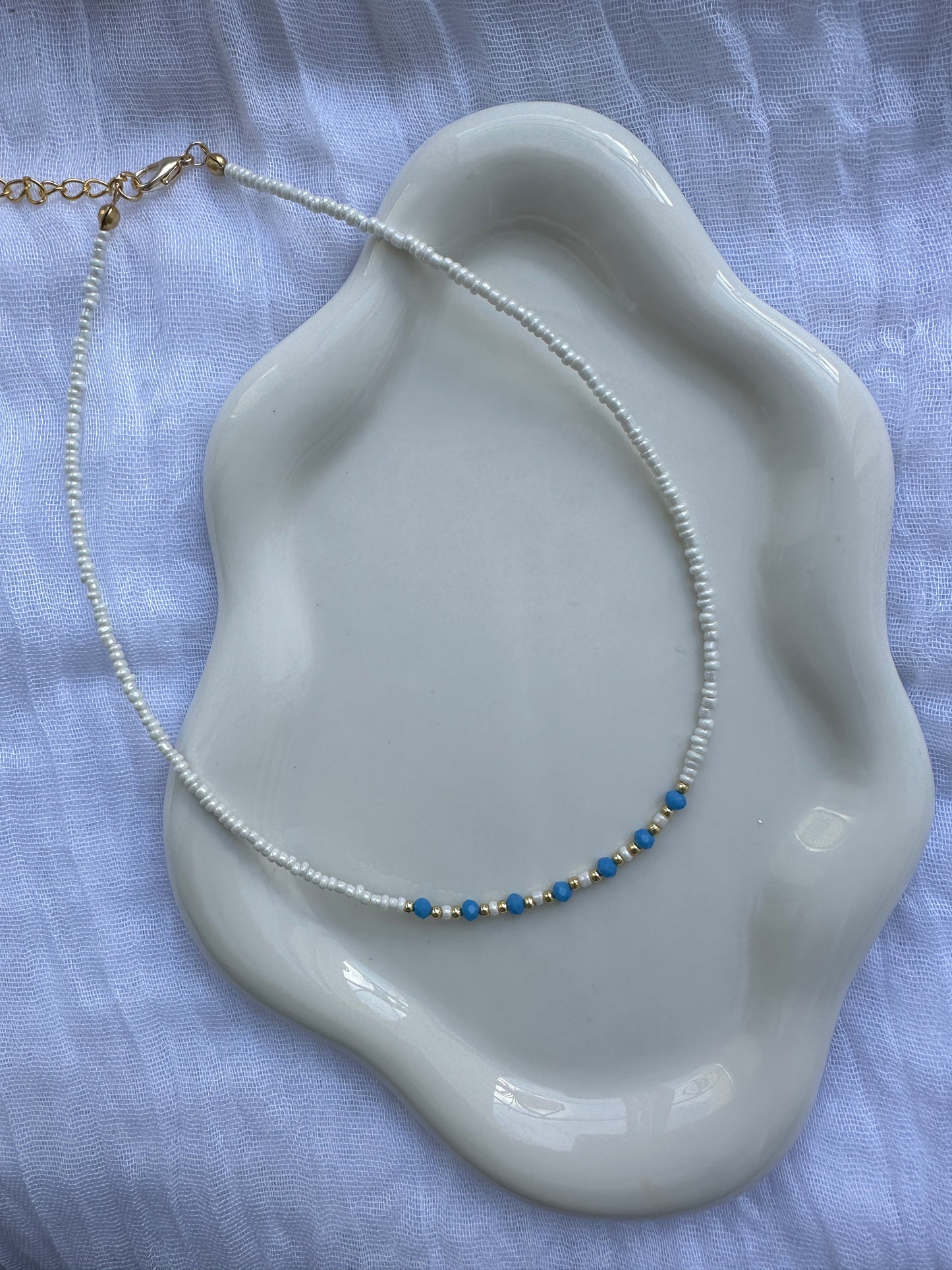Perlenkette mit Weißen Perlen und Blauen Kristallperlen - 10143