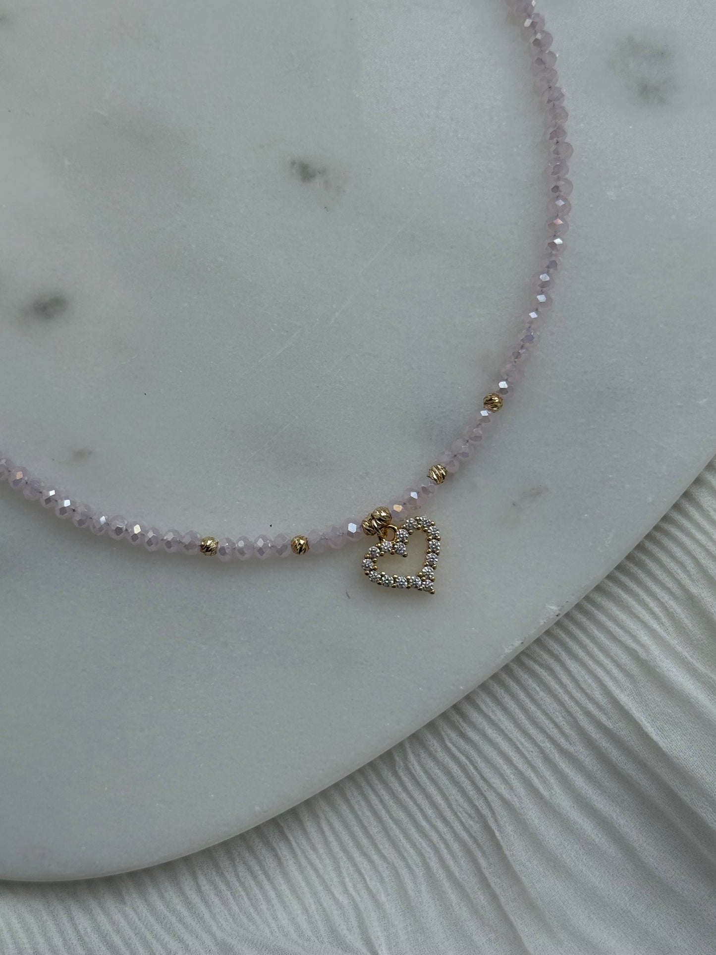 Perlenkette mit Rosa Kristallperlen, Goldenen Details + Herz Anhänger - 111168