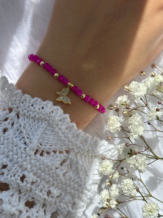 Perlenarmband mit Pinken Kristallperlen und goldenen Details + Schmetterling Anhänger - 10739
